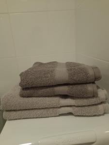 a pile of towels sitting on top of a shelf at Family Suite Świecie in Świecie +13 photos