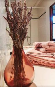 un vaso con dei fiori appoggiato su un tavolo di Aux berges du pont du gard a Vers-Pont-du-Gard Altre 60 foto