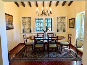 uma sala de jantar com mesa e cadeiras em Casa La Veguetilla en San Mateo em Vega de San Mateo