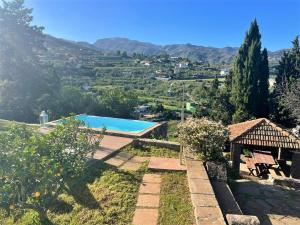 eine Villa mit einem Pool in den Bergen in der Unterkunft Casa La Veguetilla en San Mateo in Vega de San Mateo