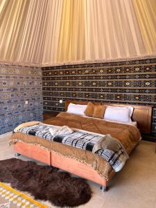 sypialnia z 2 łóżkami w namiocie w obiekcie Wadi Rum Sunset Camp w mieście Wadi Rum