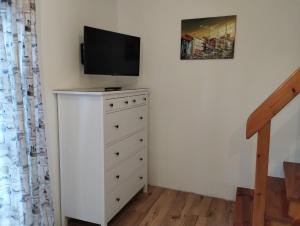 TV a/nebo společenská místnost v ubytování Liliomfa apartman
