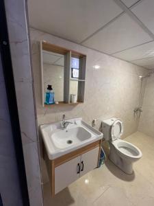 łazienka z umywalką i toaletą w obiekcie Wadi Rum Sunset Camp w mieście Wadi Rum