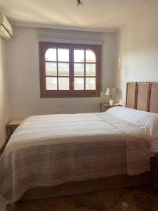 Postel nebo postele na pokoji v ubytování Cal SalMaré seafront apartment with rooftop terrace and pool + 28 fotografií