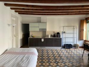 Ett kök eller pentry på Lovely 2-Bed Apartment in Barcelonas best location