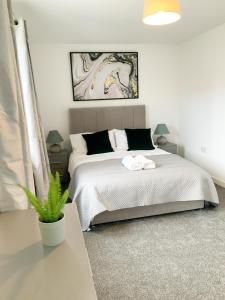 um quarto com uma cama e um vaso de plantas em Arcaro house em Andover