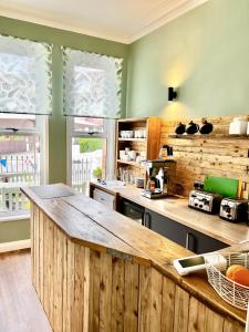 - une cuisine avec un comptoir en bois dans l'établissement Devon House Guest House, à Paignton