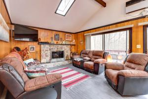 sala de estar con muebles de cuero y chimenea en Gouldsboro Cabin with Game Room - Near Lakes!, en Gouldsboro