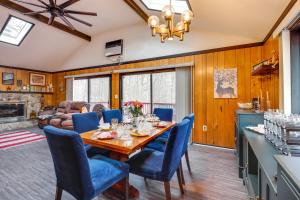 uma sala de jantar com uma mesa e cadeiras azuis em Gouldsboro Cabin with Game Room - Near Lakes! em Gouldsboro