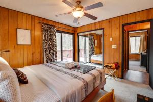 um quarto com uma cama e uma ventoinha de tecto em Gouldsboro Cabin with Game Room - Near Lakes! em Gouldsboro