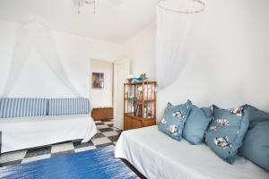 une chambre avec un lit et une étagère dans l'établissement villa stella del mare, à Acireale