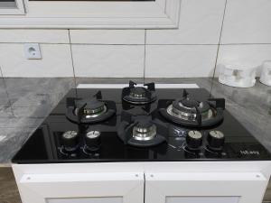 a black stove top oven in a kitchen at Villa Eloy in Lomé
