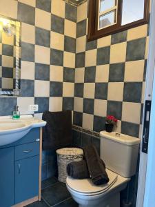 een badkamer met een toilet en een wastafel bij Apartamento El Mar in San Andres y Sauces