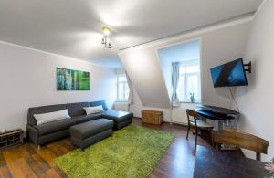 - un salon avec un canapé et une table dans l'établissement Altstadt Lennep - Schicke Wohnung, à Remscheid