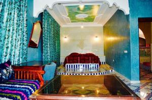 ein Wohnzimmer mit einer Badewanne in der Mitte eines Zimmers in der Unterkunft Riad Sadoq in Merzouga