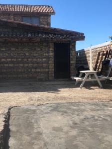 a picnic table in front of a brick building at Apartamento Tony Chumpos Superior in San Felipe +8 photos