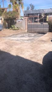 una sombra de una cerca en un patio de tierra en apartamento tony Chumpos, en San Felipe