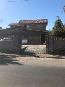 una casa de ladrillo con una puerta delante de ella en apartamento tony Chumpos, en San Felipe