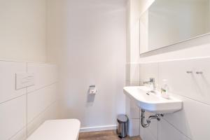 ヴァンガーラントにあるMeerblick 43のトイレと洗面台を備えた白いバスルーム +33枚の写真