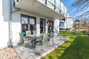 a patio with chairs and a table in front of a building at Kehrwieder Zinnowitz in Zinnowitz