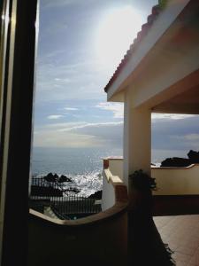une vue sur l'océan depuis le balcon d'un immeuble dans l'établissement villa stella del mare, à Acireale