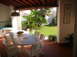 une table blanche et des chaises sur une terrasse dans l'établissement villa stella del mare, à Acireale 25 autres photos