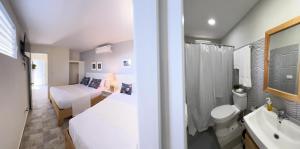 ein Bad mit einem Bett, einem WC und einem Waschbecken in der Unterkunft Residence Parque in Santo Domingo