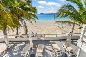 辛普森灣的住宿－CocoVaa Beach Boutique Hotel，从度假村的阳台上可欣赏到海滩景色