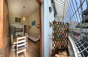 a room with a balcony with a table and a kitchen at Residence Parque in Santo Domingo