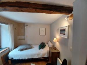 Rúm í herbergi á Maison d'Engon charme nature