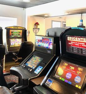 a room with two video game machines in a room at Yellowstone River Inn in Glendive