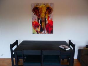 una pintura de un elefante colgando de una pared en Iancu's Residence, 