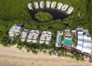 z powietrza widok na ośrodek na plaży w obiekcie Blue Diamond Luxury Boutique - All Inclusive Adults Only w mieście Playa del Carmen