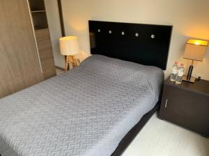 ein Schlafzimmer mit einem großen Bett und zwei Lampen in der Unterkunft Mexico City MondoMexico Deluxe apartments in Mexiko-Stadt