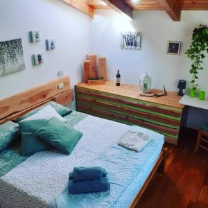 - une chambre avec un lit doté d'une tête de lit en bois dans l'établissement Cà Ulivi, à Ala