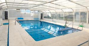 une piscine intérieure avec un plafond en verre dans l'établissement Laguna Beach Family - Alojamientos La Torre, à Torrox Costa