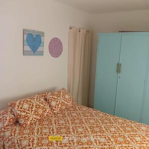 1 dormitorio con 1 cama con una foto del corazón en la pared en El Cordobes, en Córdoba