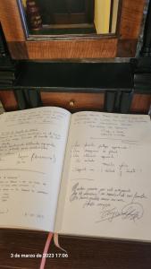 een open boek met handschrift op een tafel bij Apartamentos Rurales Casa Ardaliz in Cangas del Narcea