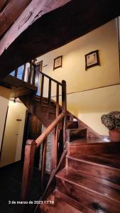 uma escada em espiral de madeira num edifício com pisos de madeira em Apartamentos Rurales Casa Ardaliz em Cangas del Narcea