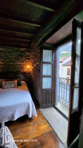 Tempat tidur dalam kamar di Apartamentos Rurales Casa Ardaliz