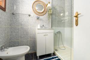 ein Bad mit einem Waschbecken, einem WC und einer Dusche in der Unterkunft Renov Mar23 Clerigos Premium with self check in in Porto