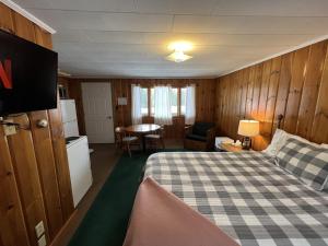 a hotel room with a bed and a table at Unity Sky Lodge in Jackman