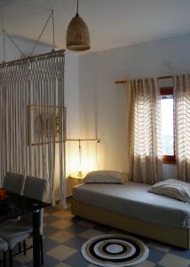 Un pat sau paturi într-o cameră la Panorama Studios & Apartments