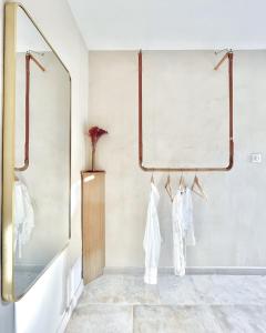 ein Ankleidezimmer mit einem Spiegel und weißer Kleidung in der Unterkunft Mas de Kyoto, Maison d'hôtes l'expérience Japonaise in Dions