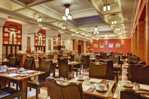 Majestic Plaza Hotel Prague tesisinde bir restoran veya yemek mekanı