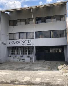 un edificio con una señal que lee laboratorios de consenso en 7 De Marzo Sabana, en San José