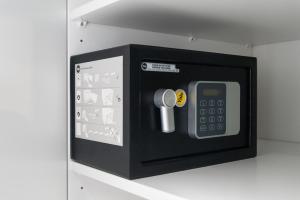 a black microwave with a remote control in it at Apartament Amber - darmowy Parking, ścisłe centrum - by Kairos Apartments in Gliwice