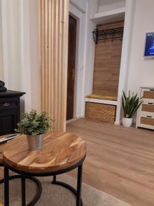 een woonkamer met een houten tafel en een deur bij Apartment Karlo in Sali