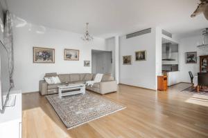 un soggiorno con divano e tavolo di Spacious Home With four Terrace, Sauna, Sea View a Helsinki