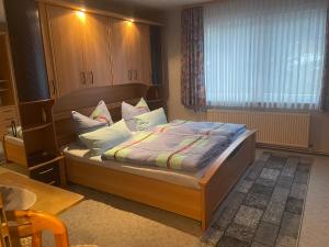ein Schlafzimmer mit einem Bett mit Kissen darauf in der Unterkunft Haus Wiesenblick in Walkenried